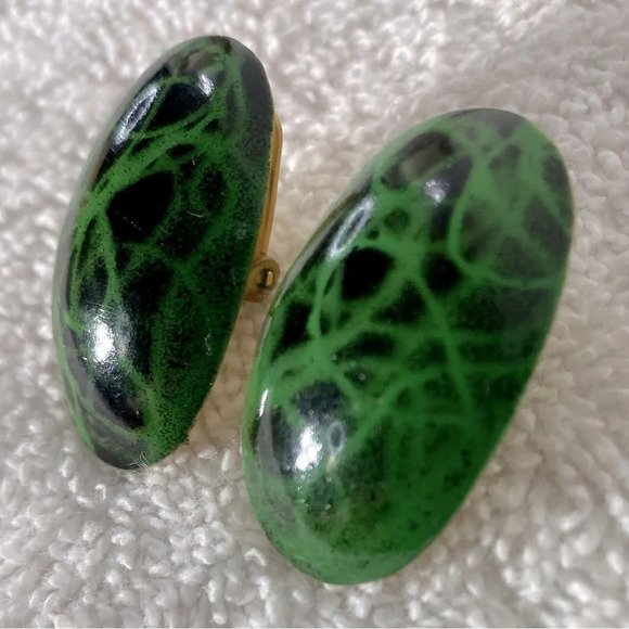 Vintage Black W Green Oval Plastic Clip On Earrings - Picture 6 of 8